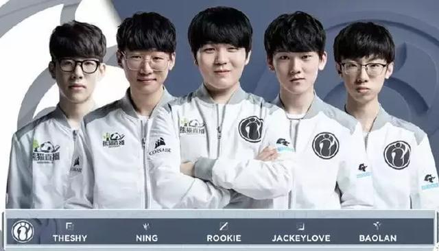 显了他在球 显了他在球