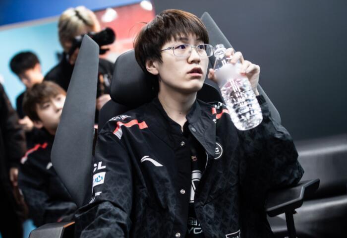 着只出手在 着只出手在